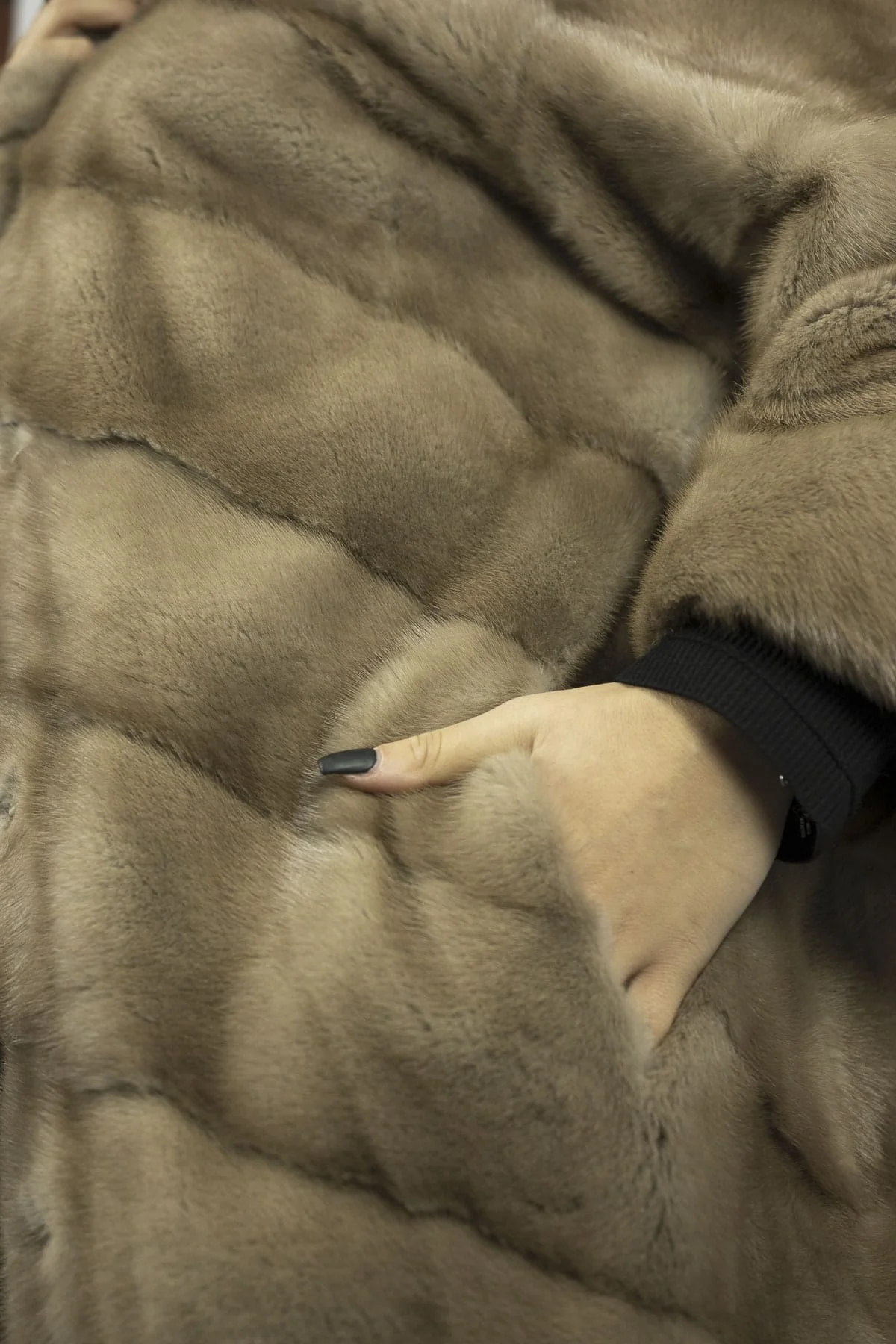 MEMPHIS - Cappotto in visone con cappuccio (Marrone chiaro) - Image 3
