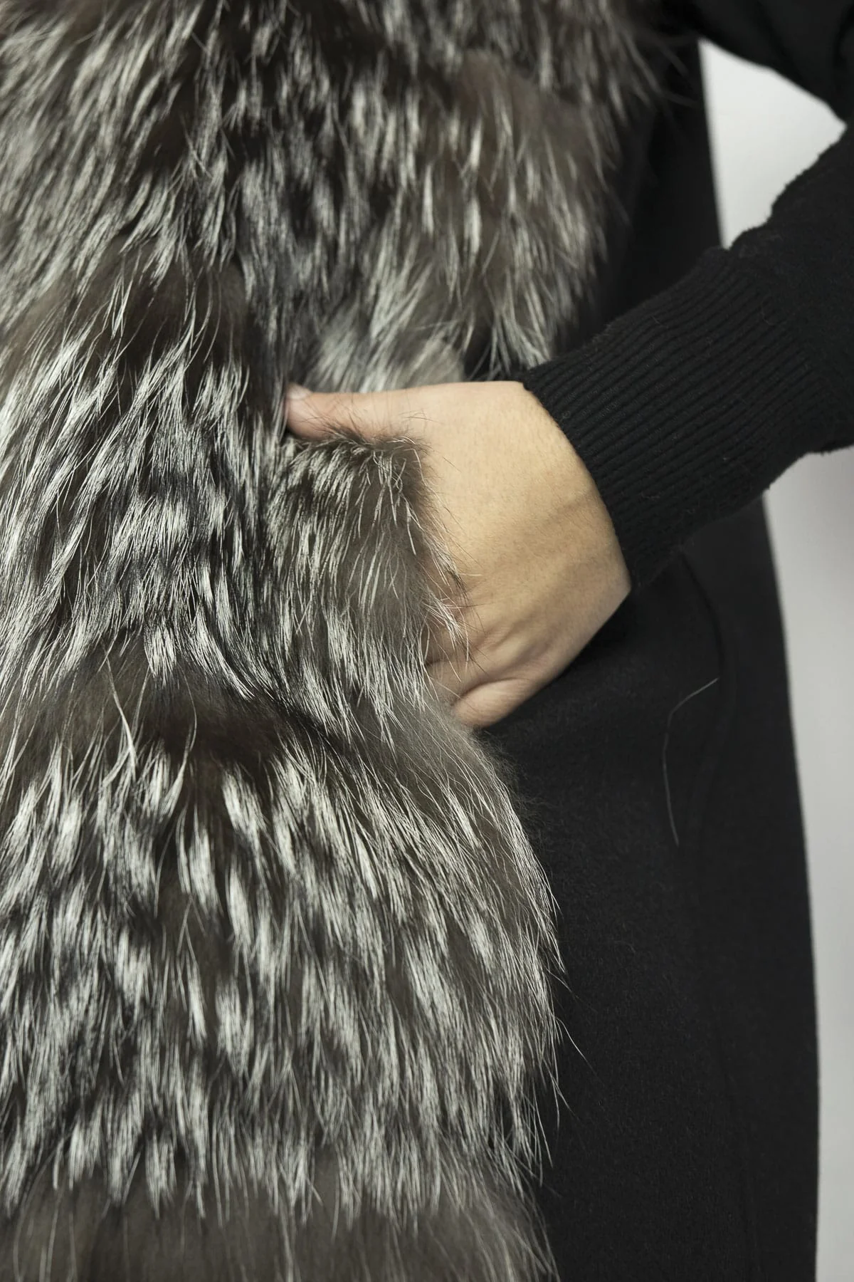 VIRGINIA - Gilet in volpe argentata e cashmere Loropiana (Nero) - Image 3
